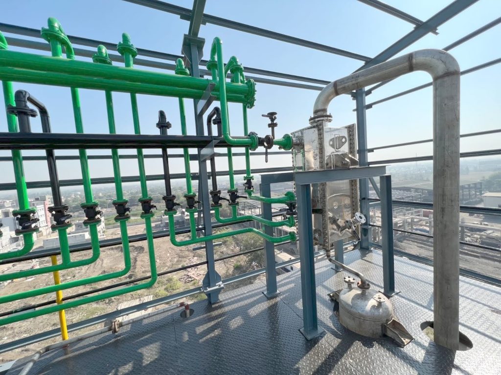 Distillation Column Top-Deck Piping & Heat-Transfer Assembly