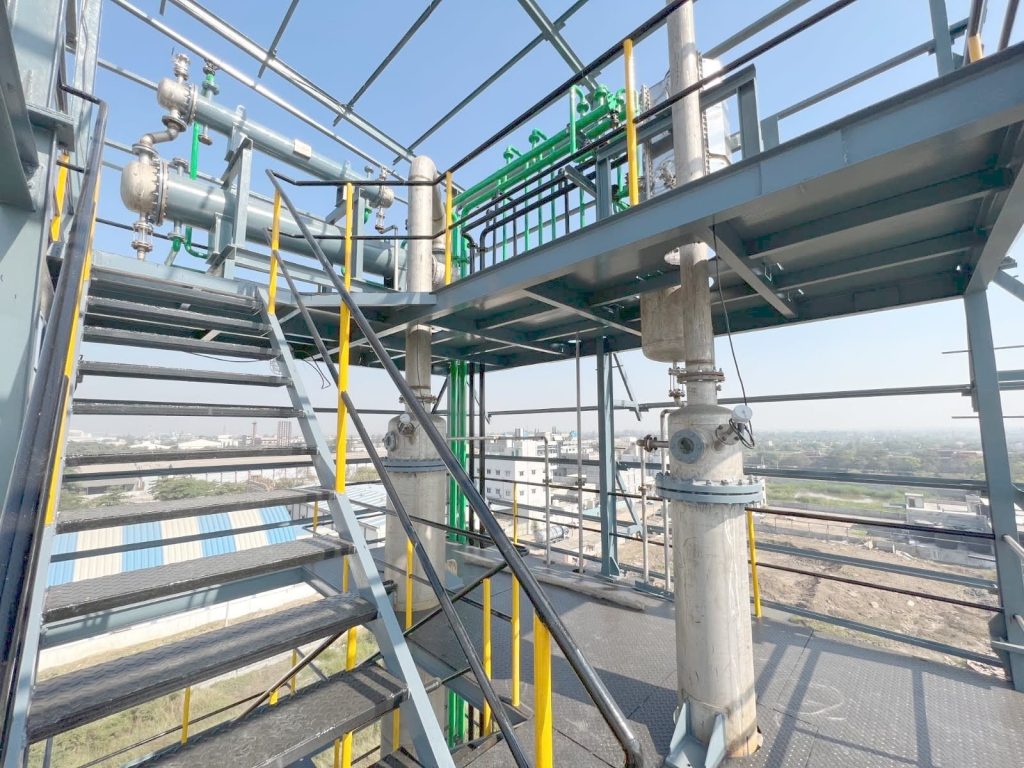 Multi-Level Distillation Column Structure with Platforms